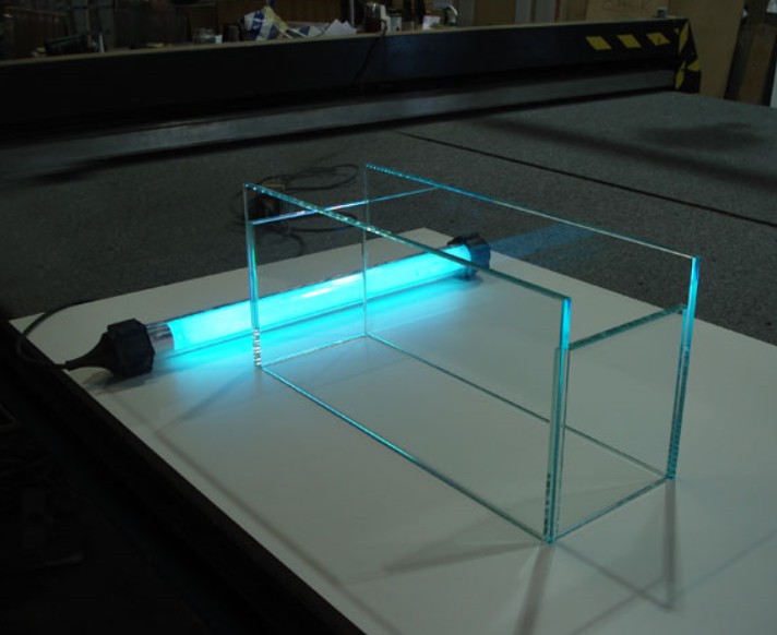 UV胶可以粘玻璃吗--UV胶可以粘玻璃吗？神奇的UV胶的玻璃粘接探究